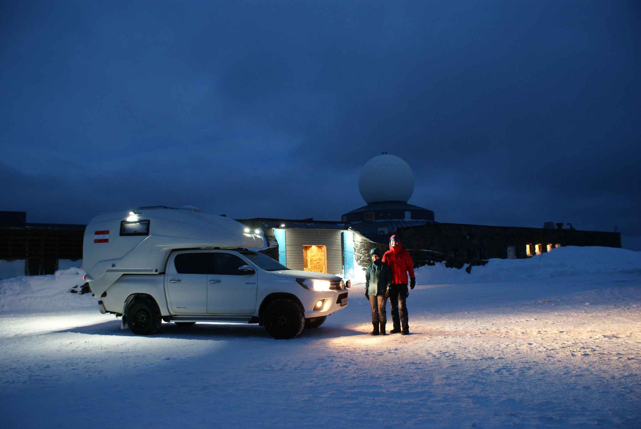 Eine Toyota Hilux Wohnkabine der Marke geocar am norwegischem Nordkap